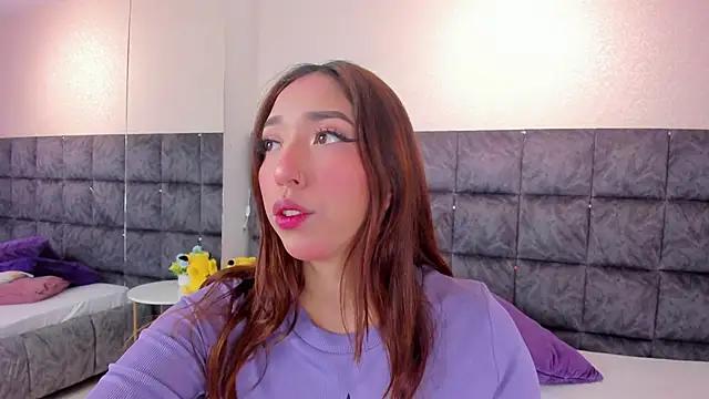 EmilyReevess from StripChat is Freechat