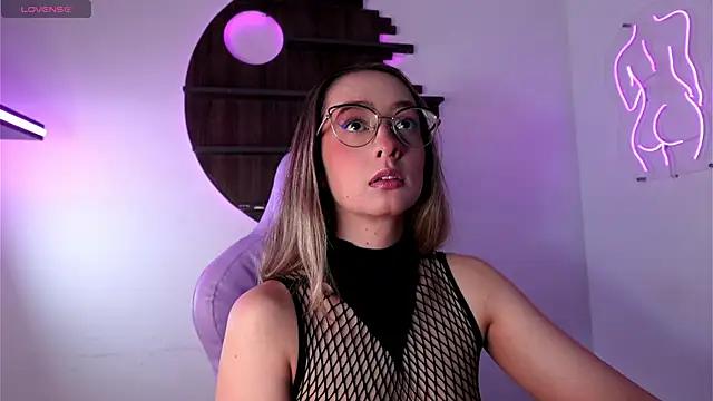 nicollefiorett from StripChat is Freechat